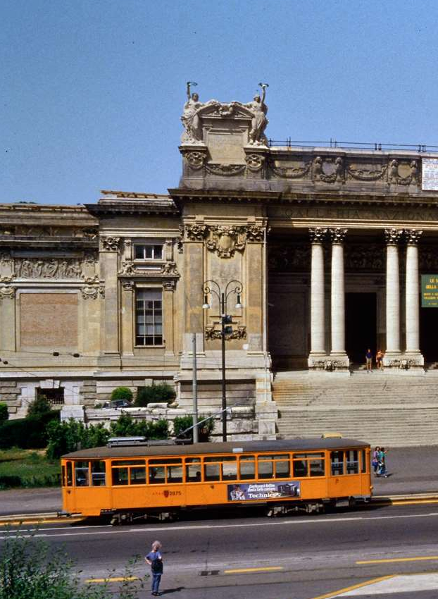 Straßenbahnwagen der Stadt Rom vor der Nationalgalerie, 13.06.1987