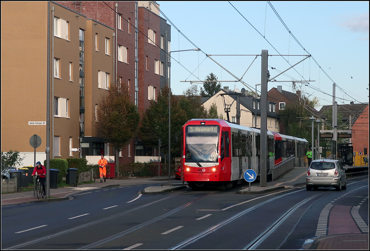 Straßenbündig durch Köln-Neuehrenfeld

In Fahrtrichtung Heumarkt verlässt ein K5000-Stadtbahnzug die ebenfalls 2010 auf Hochbahnsteig umgerüstete Haltestelle Iltisstraße.

16.10.2019 (M)