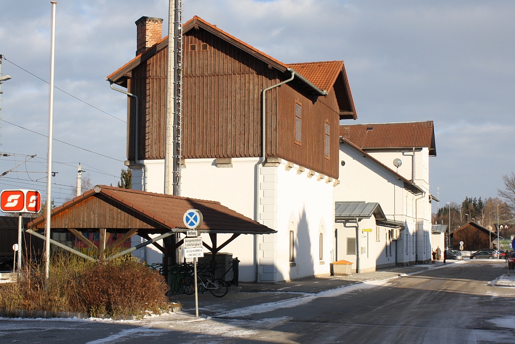 Strassenseitige Ansicht des Bf. Schwarzenau am 07.Dezember 2013.