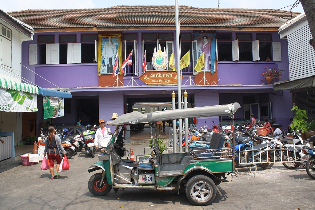 Strassenseitige Ansicht des, nun auch in Violett gehaltenen, Aufnahmsgebäude des Bf. Mahachai am 21.März 2014. 

