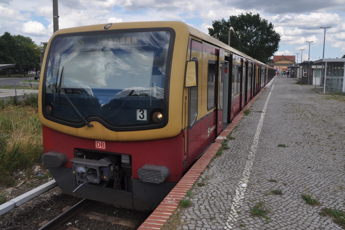 STRAUSBERG (Landkreis Märkisch-Oderland), 06.07.2014, Berliner S-Bahn-Linie S5 nach Spandau wartet auf die Abfahrt