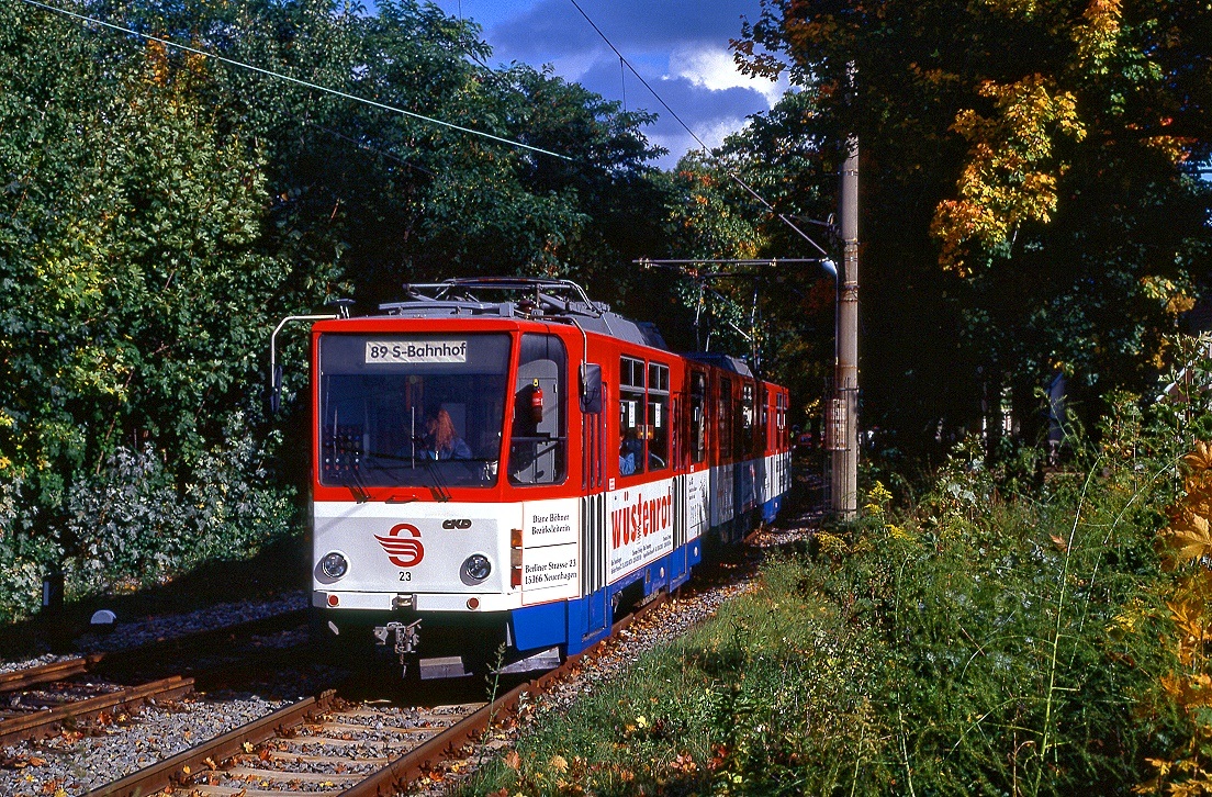 Strausberg Tw 23 am S-Bahnhof, 03.10.1996.