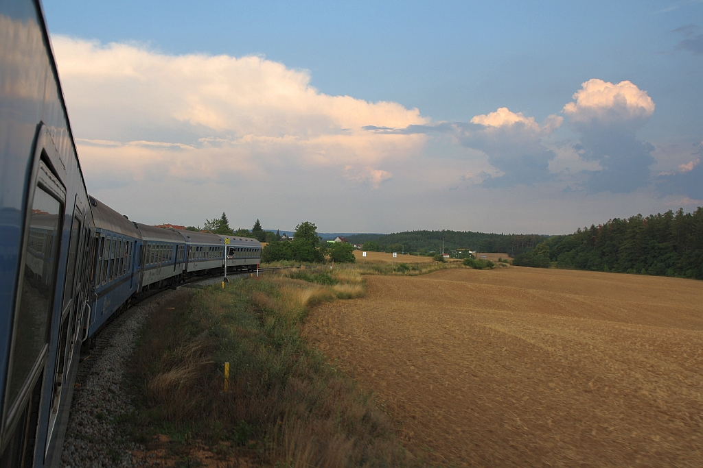 Streckenabschnitt der Bahnlinie Brno - Jihlava, kurz nach der Haltestelle Vysoke Popovice am 28.Juli 2018.