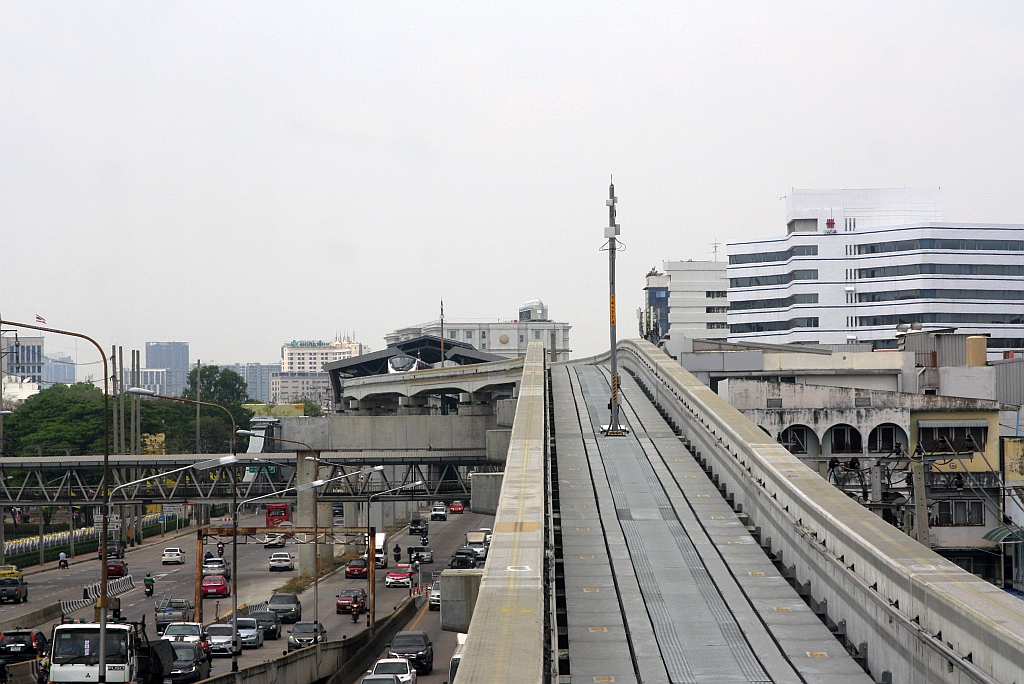 Streckenabschnitt der MRT Pink Line (PK) zwischen der Lak Si Station (PK14) und der National Telekom Station (PK13) am 25.März 2024.