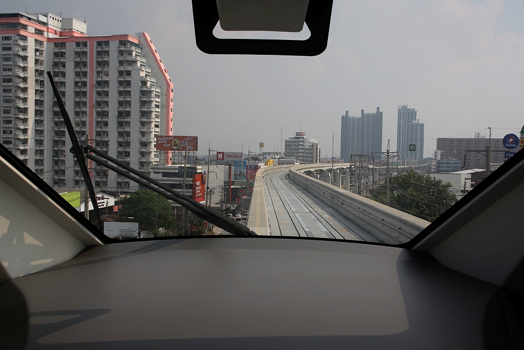 Streckenabschnitt der MRT Yellow Line (YL) zwischen der Samrong Station (YL23) und der Thipphawan Station (YL22) am 11.Dezember 2023.