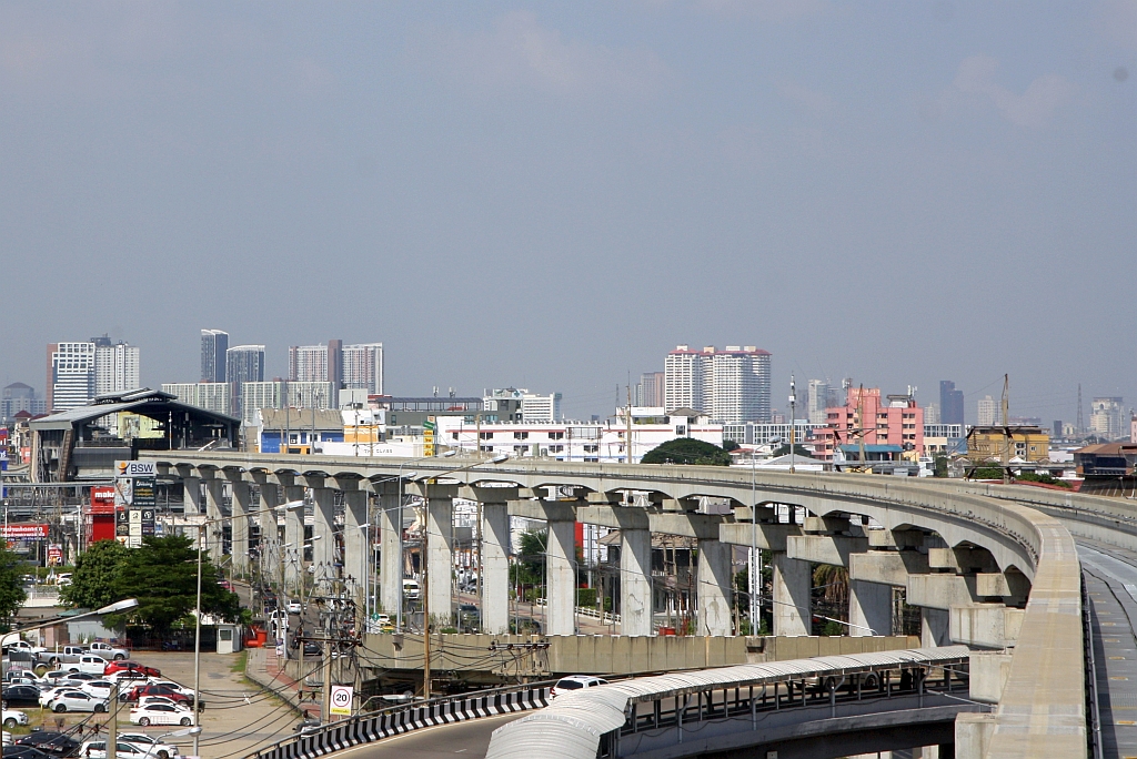 Streckenabschnitt der MRT Yellow Line (YL) zwischen der Suan Luang Rama IX Station (YL15) und der Sirnagarindra 38 Station (YL14), welche man links im Bild erkennen kann, am 11.Dezember 2023.