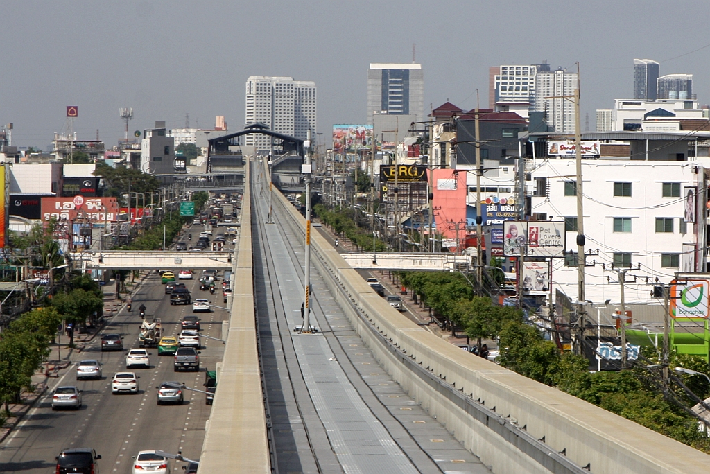 Streckenabschnitt der MRT Yellow Line (YL) zwischen der Sirnagarindra 38 Station (YL14) und der Si Nut Station (YL13) am 11.Dezember 2023.