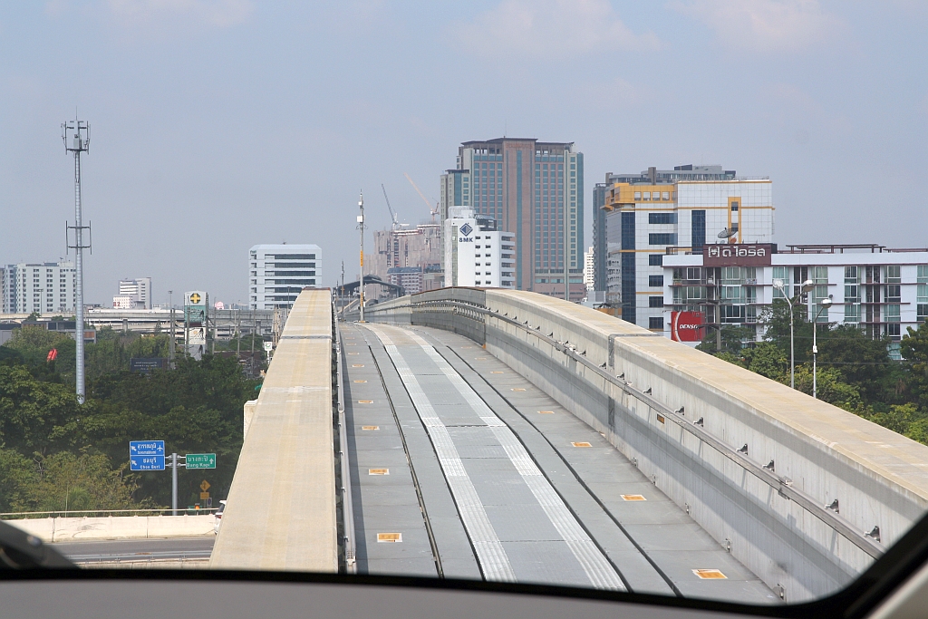Streckenabschnitt der MRT Yellow Line (YL) zwischen der Hua Mak Station (YL11) und der Si Kritha Station (YL10) am 11.Dezember 2023.