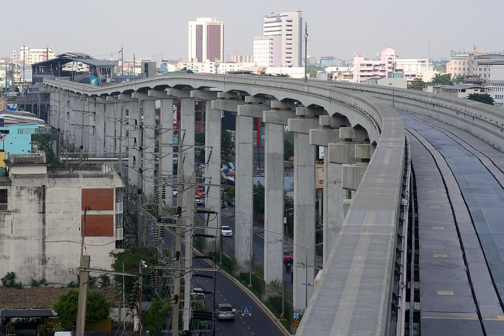 Streckenabschnitt der MRT Yellow Line (YL) zwischen der Si Kritha Station (YL10) und der Yaek Lam Sali Station (YL09) am 11.Dezember 2023.
