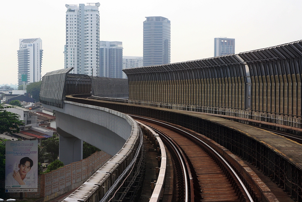 Streckenabschnitt der rapidKL MRT Kajang Line (KG) zwischen den Stesen's Bandar Utama (KG09) und TTDI Deloitte (KG10) am 12.März 2024.