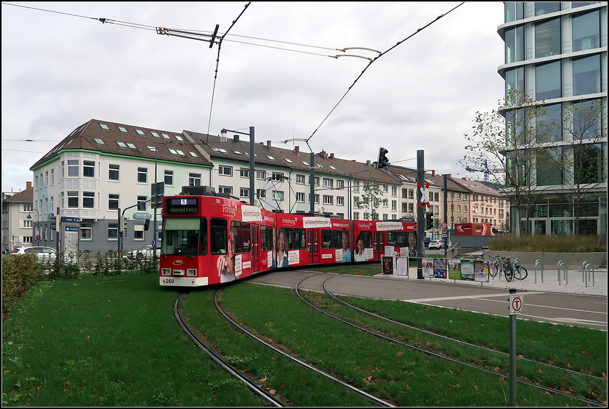 Streckendokumentation zweite Nord-Süd-Strecke in Freiburg - 

Ein GT8Z biegt auf grüner Trasse vom Friedrichring in den Rotteckring und wird gleich in die Haltestelle Fahnenbergplatz ein.

07.10.2019 (M)