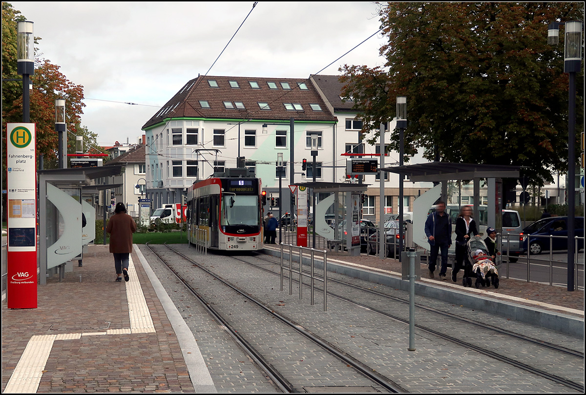 Streckendokumentation zweite Nord-Süd-Strecke in Freiburg - 

Die Haltestelle Fahnenbergplatz an der nordwestlichen Ecke der Altstadt.

07.10.2019 (M)