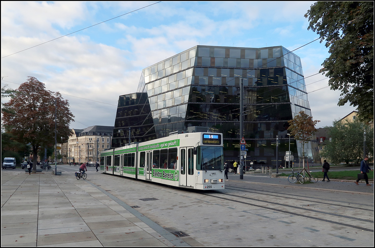 Streckendokumentation zweite Nord-Süd-Strecke in Freiburg - 

Früher befand sich hier eine innerstädtische Hauptstraße, heute ist der Platz der Alten Synagoge eine durchgehender Platzfläche ohne störenden Autoverkehr. Die Straßenbahn hingegen stört nicht sondern wertet im Gegenteil die urbane Situation noch auf. Hinter dem GT8Z die moderne Universitätsbibliothek von Freiburg.

07.10.2019 (M)