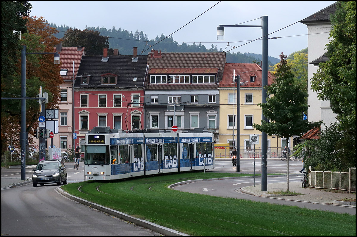 Streckendokumentation zweite Nord-Süd-Strecke in Freiburg - 

Diese Bahn kommt von Süden und fährt jetzt in die Werthmannstraße ein, nachdem sie die Dreisam auf der Kronenbrücke überquert hatte. Die Häuserzeile im Hintergrund steht jenseits der Dreisam. Vor und nach der Dreisam musste die Bahn auch die Bundesstraße 31 überqueren, die von Westen her kommend bis zur Kronenbrücke autobahnähnlich ausgebaut ist.

07.10.2019 (M)