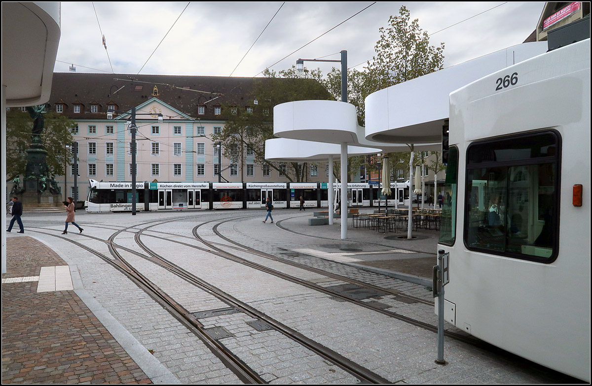 Streckendokumentation zweite Nord-Süd-Strecke in Freiburg -

Passend zur weißen Haltestelle am Europaplatz auch zwei Straßenbahnen in weißer Farbgebung. Während ein GT8Z der Linie 5 an der Haltestelle auf seine Rückfahrt wartet, passiert ein Combino Advanced die Station auf der Linie 4 in Richtung Zähringen.

07.10.2019 (M)