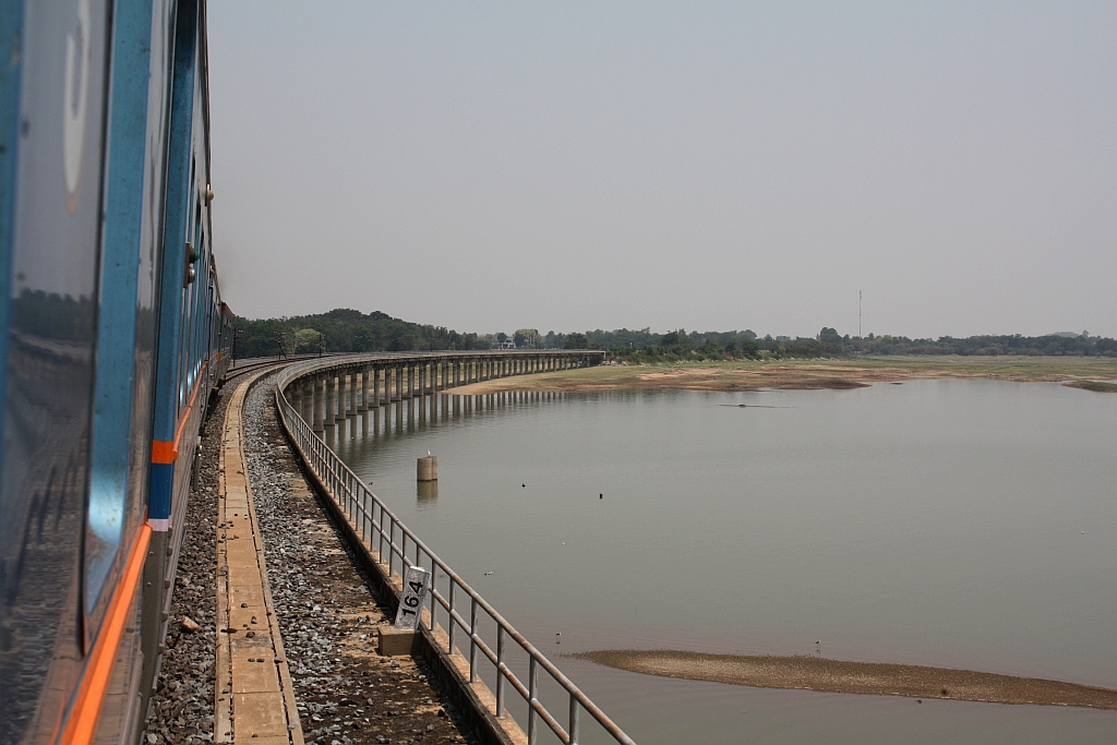 Streckenf�hrung auf Stelzen durch den Jolasid Stausee beim Strecken-Km 164,0 der Northeastern Bua Yai Branch Line. - Bild vom 18.April 2026.