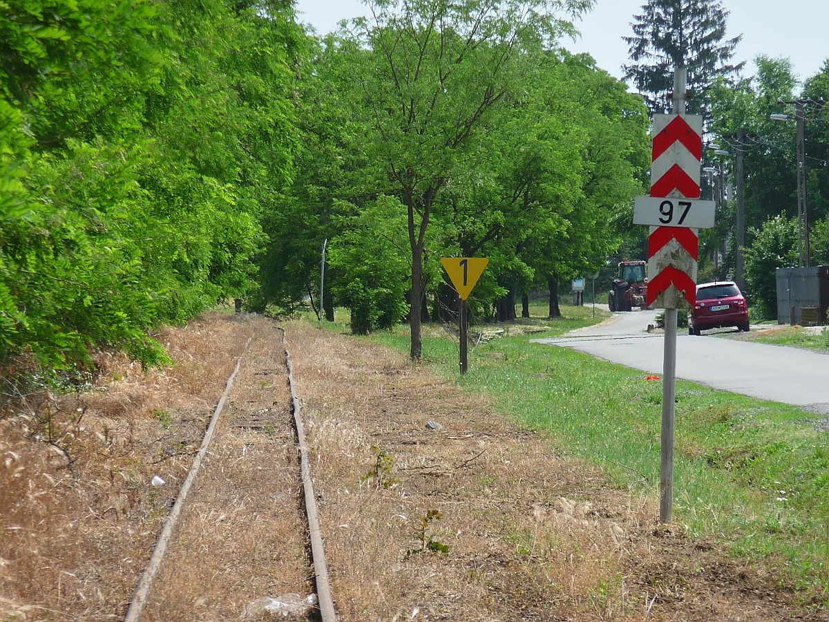 Streckenimpression der 2009 stillgelegten Schmalspurstrecke von Nyiregyhaza nach Dombrad und Balsa, 29. ‎Mai ‎2016