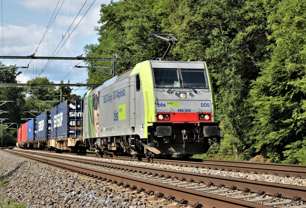 Streckenunterbruch Raststatt: Die BLS Re 486 505 mit  Rastatt-Umleiter  zwichen Glattfelden und Bülach. Sonntag, 20. August 2017