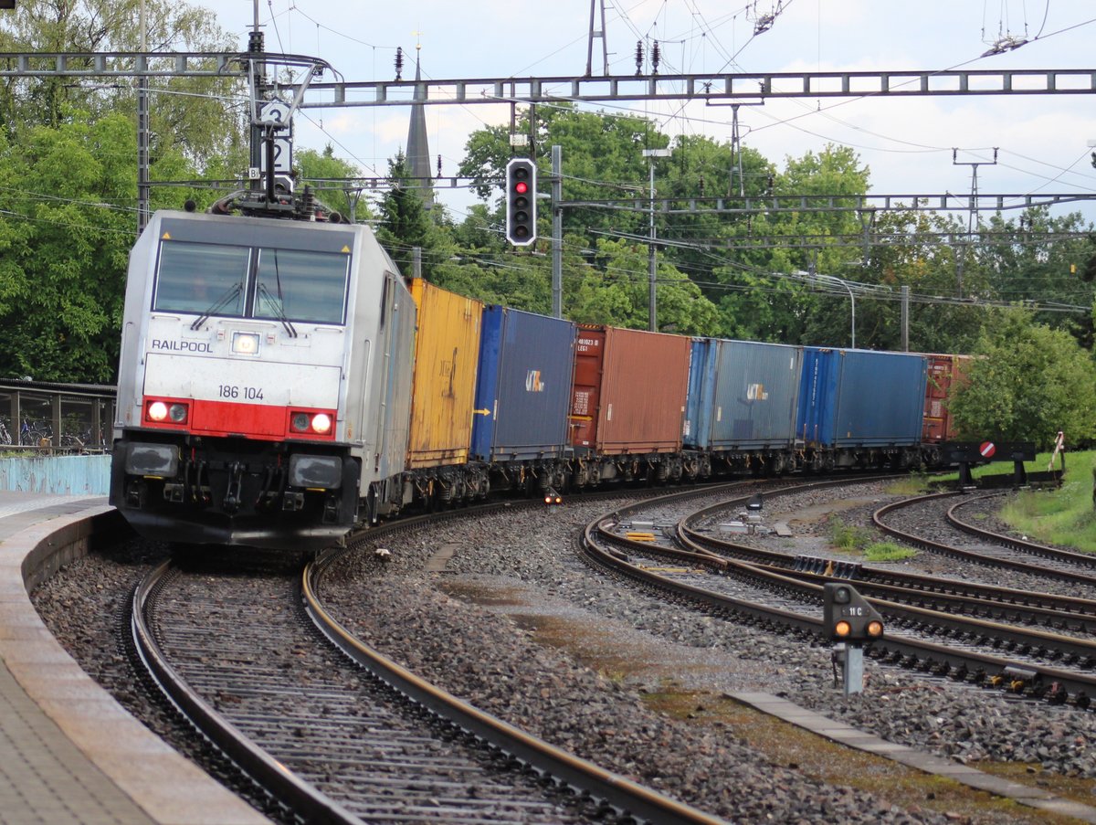 Streckenunterbruch Raststatt:
Die BLS Re 486 104-6 mit dem Container-Güterzug ist eine der vielen Güterzugsumleitungen über ZH Oerlikon, Bülach, Schaffhausen und Horb. Der  Rastatt-Umleiter  durchfuhr am 2. September 2017 den Bahnhof Bülach.