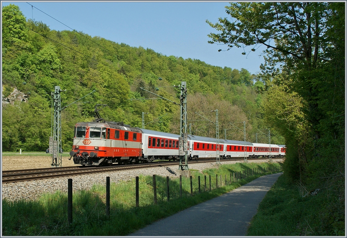Streckenunterbrüche bei Rastatt mit einsprechendem Umleitungsverkehr sind nicht neu, wie dieses Bild zeigt: Durch den Neubau bzw. Einfügen der Murgbrücke über die Ostertage wurde der CNL 1258 von Berlin Lichtenberg nach Zürich HB über die Gäubahn umgeleitet. Das Bild zeigt den Zug bei Thayingen, nachdem in Singen die SBB Re 4/4 II 11109 den Zug übernommen hat.
22. April 2011