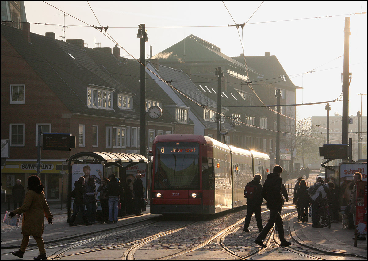 Streiflicht -

Eine GT8N-1 Straßenbahn an der Haltestelle Domheide in Bremen.

17.11.2012 (M)