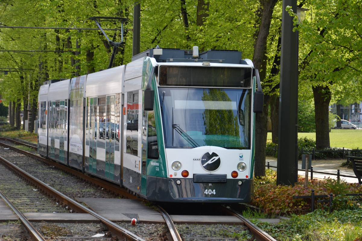 Streik bedingt wurde diese Siemens Combino  404 Hiroshima  am Platz der Einheit am 03.05.2015 abgestellt.
