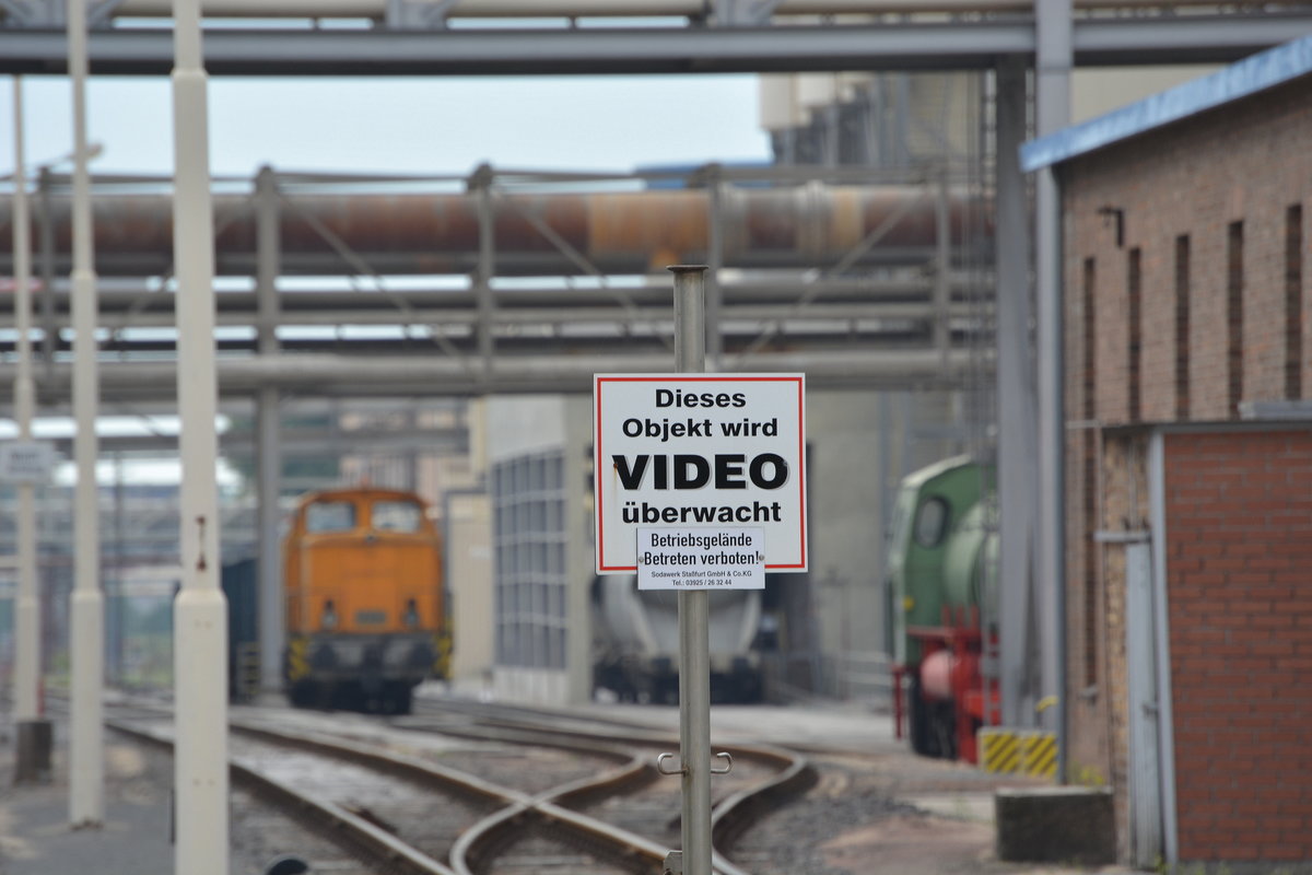 Streng überwacht werden die V60 und die Dampfspeicherlok im Sodawerk in Staßfurt.

Staßfurt 21.07.2016
