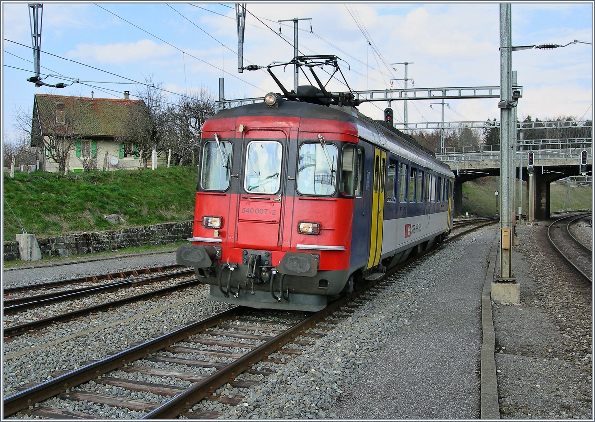 Streusiedlungen und geringe Bevölkerungsdichte zwischen Palézieux und Romont (Strecke Lausanne - Bern) haben die Verantwortlichen bewogen, den Regionalverkehr auf die Strasse zu verlagern. Aber in den Stoßzeiten findet zusätzlich ein Schienenregionalverkehr statt und dafür genügt ein Solo fahrender RBe 4/4, hier der RBe 540 007-2 als Regionalzug 4330 von Romont bei der Einfahrt in Palézieux am 28. März 2007.