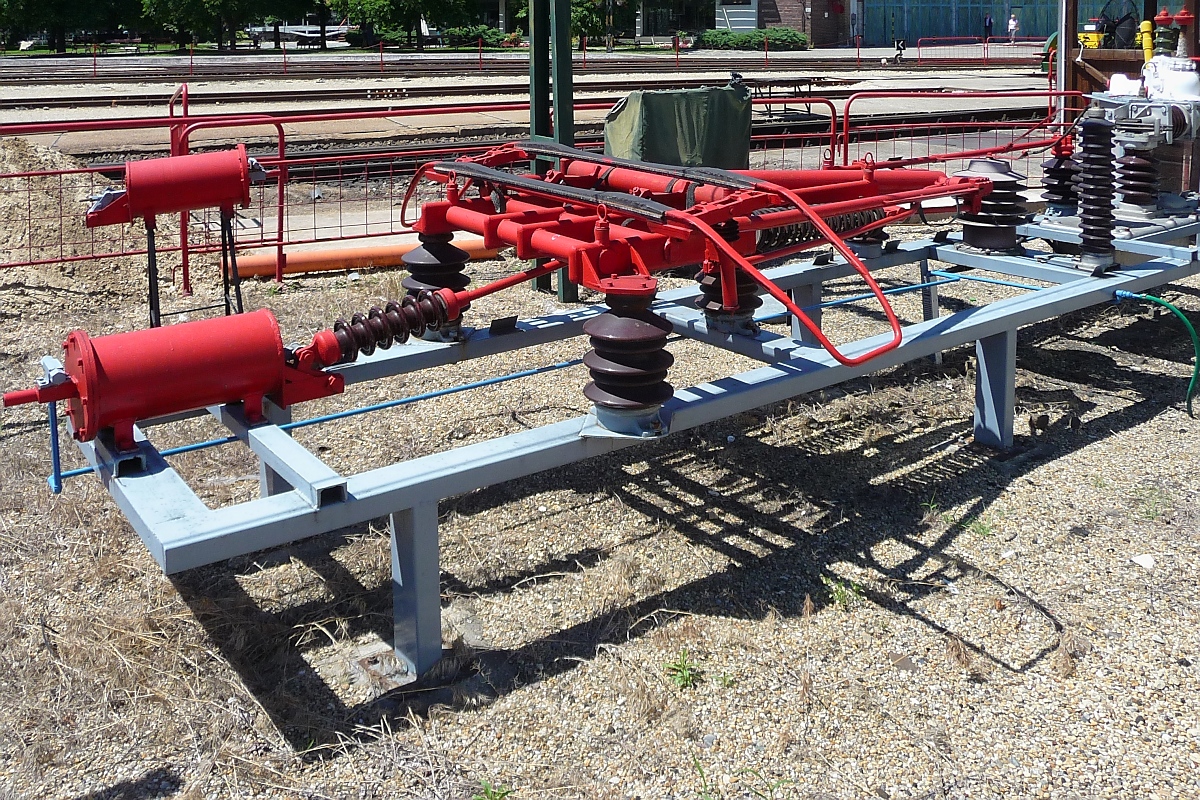 Stromabnehmer eine Elok im Hungarian Railway Museum, Budapest, 18.6.2016