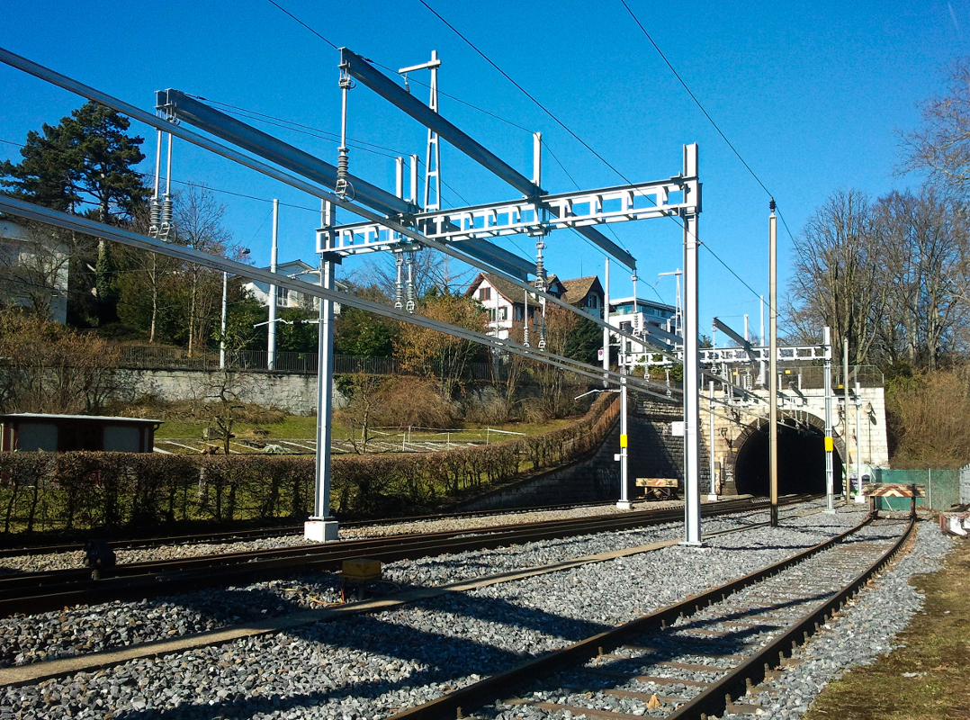 Stromschienen der Firma Furrer+Frey auf der Nordseite des Bahnhofs Zürich Wollishofen vor dem Portal des Engetunnels. Bild aufgenommen am 26.02.2015