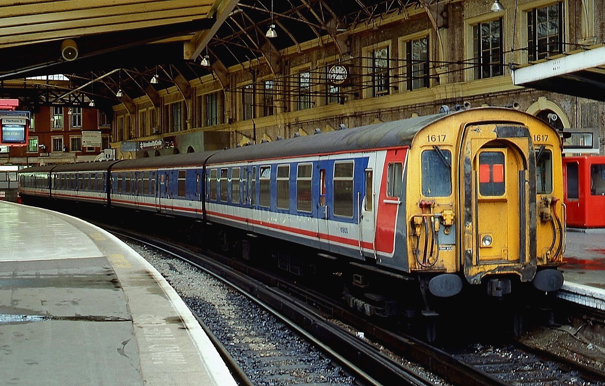 Stromschienenzug Class 411/5 1617 im April 1992 in LOndon Victoria Station