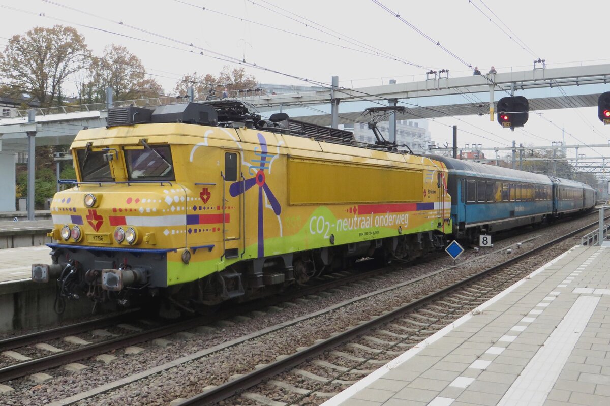 Strukton 1756 schleppt der Dinner Train (ein fahrendes Bahnrestaurant mit Sozialdistanzen mitten in COVID-19 Zeiten) am 13 November 2021 in Arnhem Centraal.