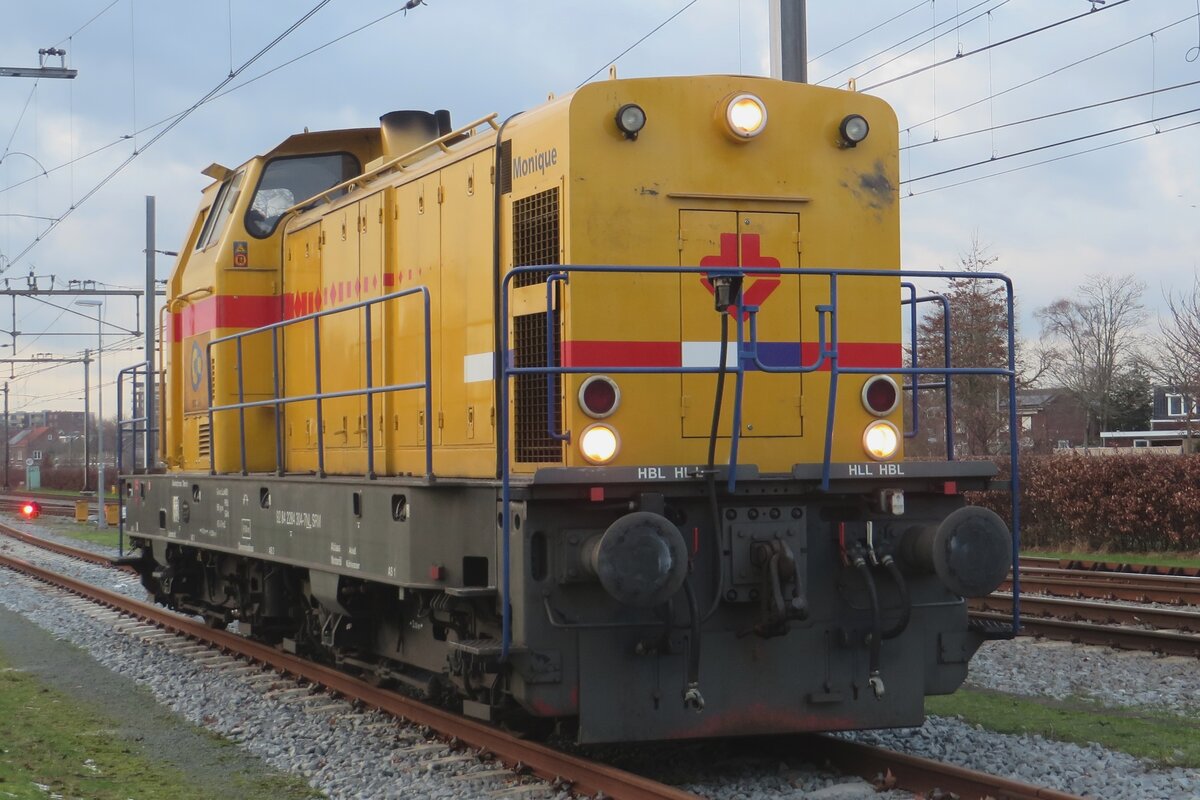 Strukton 303004 'MONIQUE' lauft am 18.Jänner 2023 um in Oss. Das Bild wurde vom hinter ein niedriges Zaun gemacht von offentlich zugängiger Stelle.