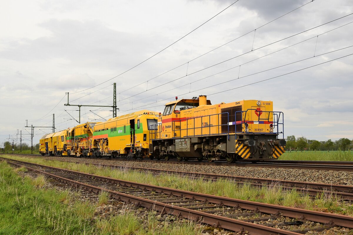 Strukton Railinfra Materieel 303 007 (92 84 2275 307-1 NL-SRM)  Demi  mit Gleisbaumaschinen in Richtung Osnabrück (Diepholz, 10.05.2021).