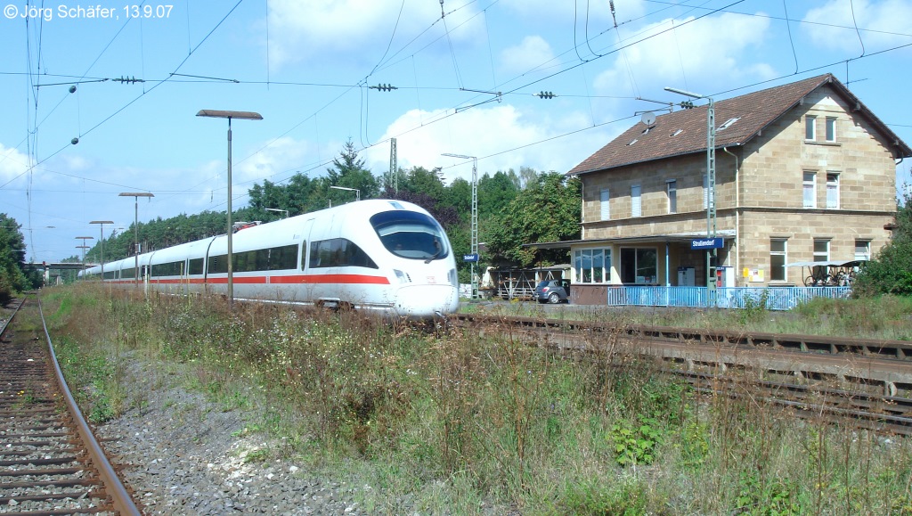 Strullendorf am 13.9.07: Blick vom ehemaligen Schüttbahnsteig der Züge nach Schlüsselfeld auf einen ICE, der durch Gleis 2 nach Nürnberg rast. 