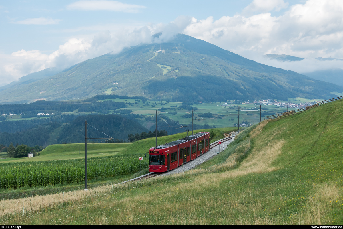 Stubaitalbahn: IVB Flexity 355 am 23. Juli 2018 zwischen den Haltestellen Raitis und Nockhofweg. Im Hintergrund der Patscherkofel.