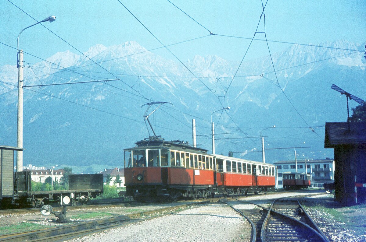 Stubaitalbahn__Abfahrbereiter Zug nach Fulpmes im Stubaitalbahnhof.__10-08-1972