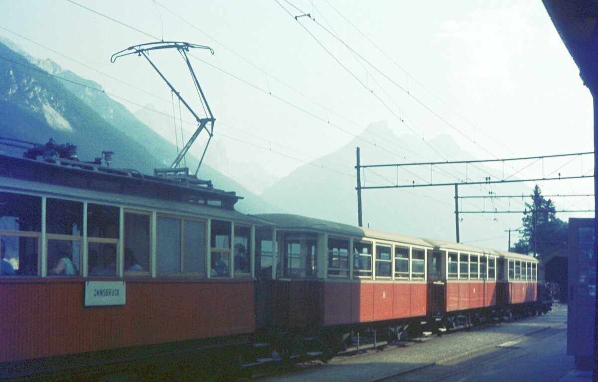 Stubaitalbahn__Abfahrbereiter Zug nach Innsbruck im Bhf. Fulpmes.__10-08-1972