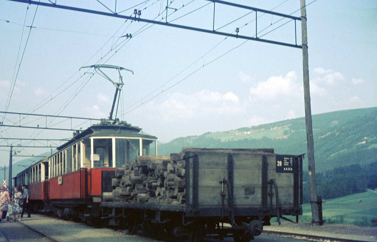 Stubaitalbahn__Ankunft des  GmP  mit 3x-G-Wagen Nr. 28 von 1912 in Fulpmes.__10-08-1972