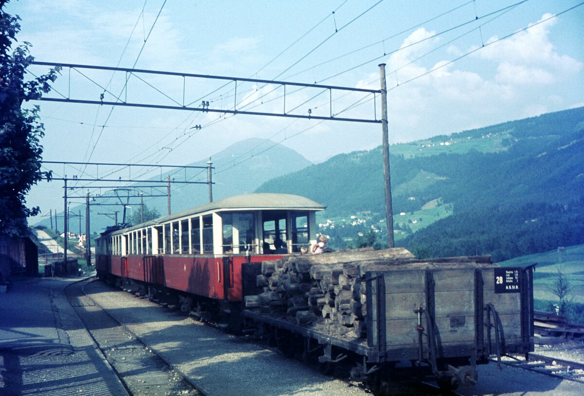 Stubaitalbahn__Jetzt stimmt die Ordnung wieder, 3x-G-Wagen Nr.28 von 1912 steht nach etwas aufwendigem Umsetzmanöver am Ende des Zuges in Fulpmes. 1974 wurde der Güterverkehr auf der Stubaitalbahn wegen Unwirtschaftlichkeit eingestellt.__10-08-1972