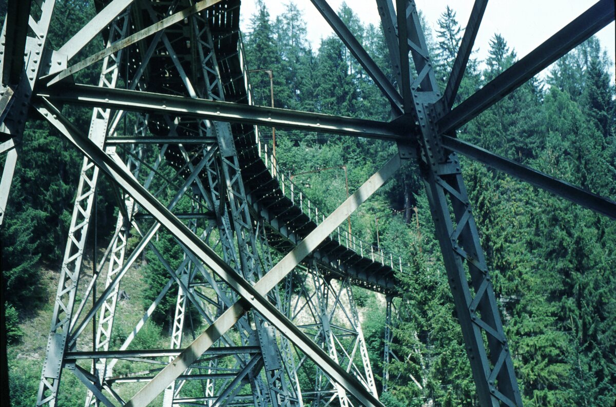 Stubaitalbahn__Kreither Viadukt (Länge 110 Meter Höhe 25 Meter) über den Klausbachgraben.__18-08-1973