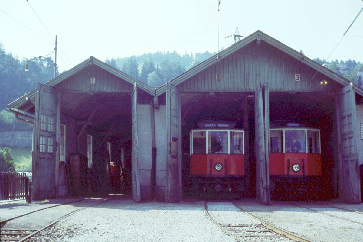 Stubaitalbahn__Stubaitalbahnhof Bergisel, Tw 2 und 4 [Graz/AEG; 1904 und 1905] in der Wagenhalle_18-08-1973