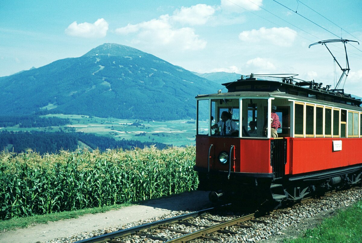 Stubaitalbahn__Tw 1 nahe Kreith mit Gebirgskulisse.__18-08-1973