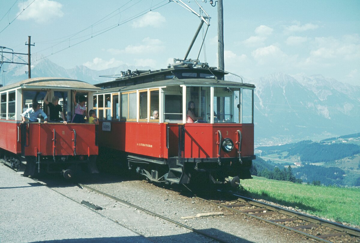 Stubaitalbahn__Tw 3 und Bw 11 in der Station Kreith__18-08-1973