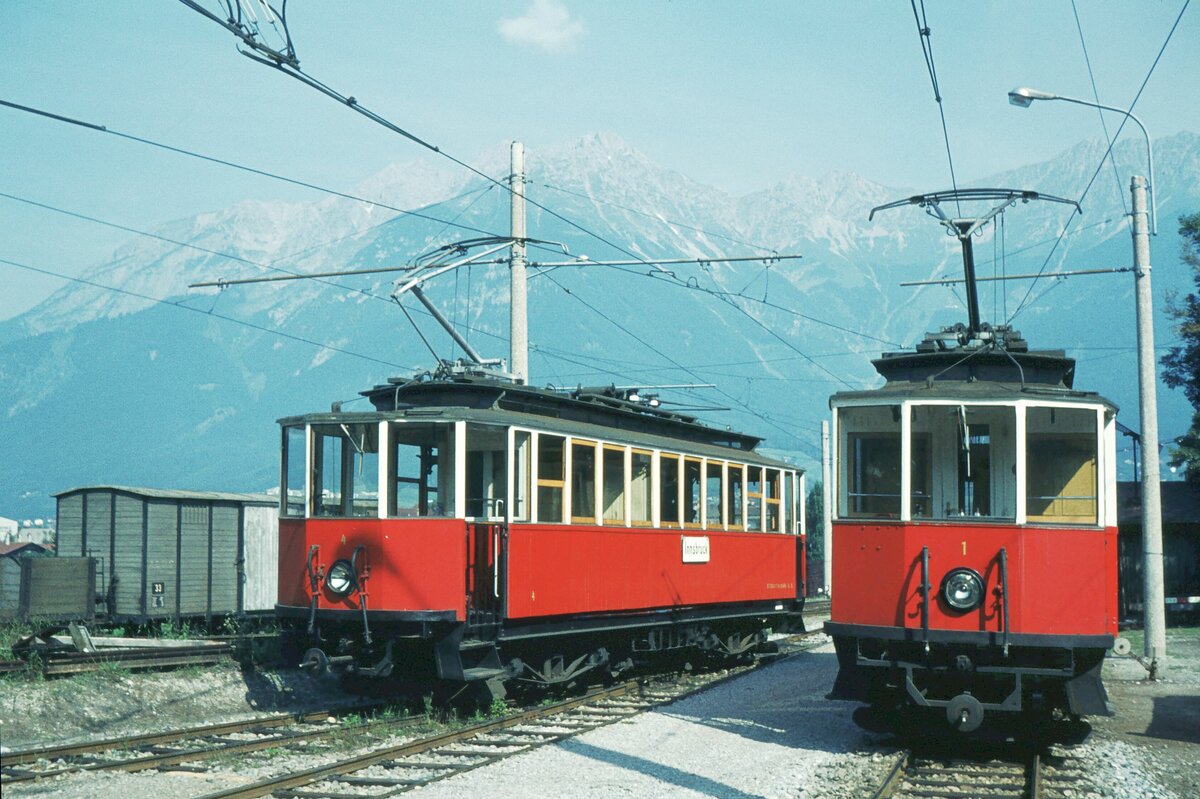 Stubaitalbahn__Tw Nr.1 und 4 [Graz/AEG 1904 und 1905] sowie G-Wagen Nr.33 [3x, 1905] im Stubaitalbhf. Bergisel.__18-08-1973