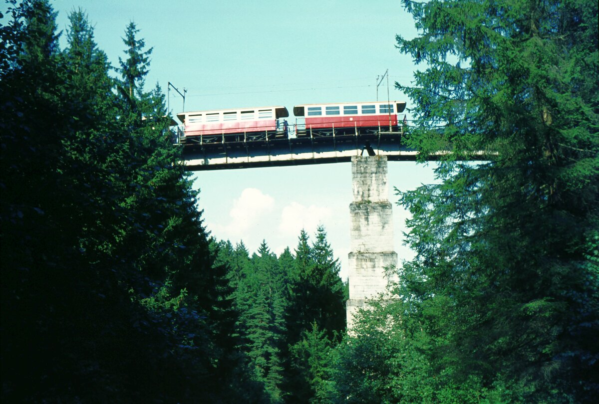 Stubaitalbahn__Zug auf der Mutterer Brücke (Mühlgrabenviadukt).__18-08-1973
