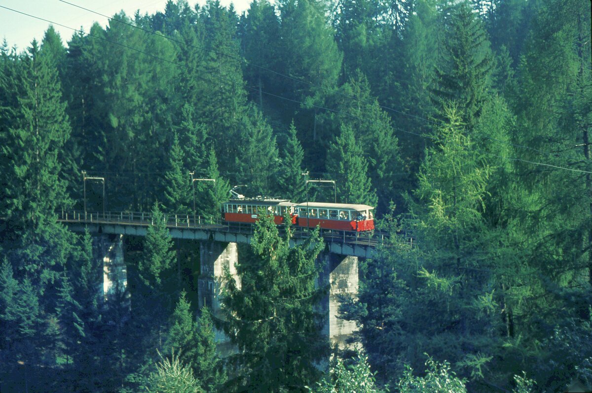 Stubaitalbahn__Zug auf der Mutterer Brücke (Mühlgrabenviadukt).Aus der Eichhörnchenperspektive...__18-08-1973