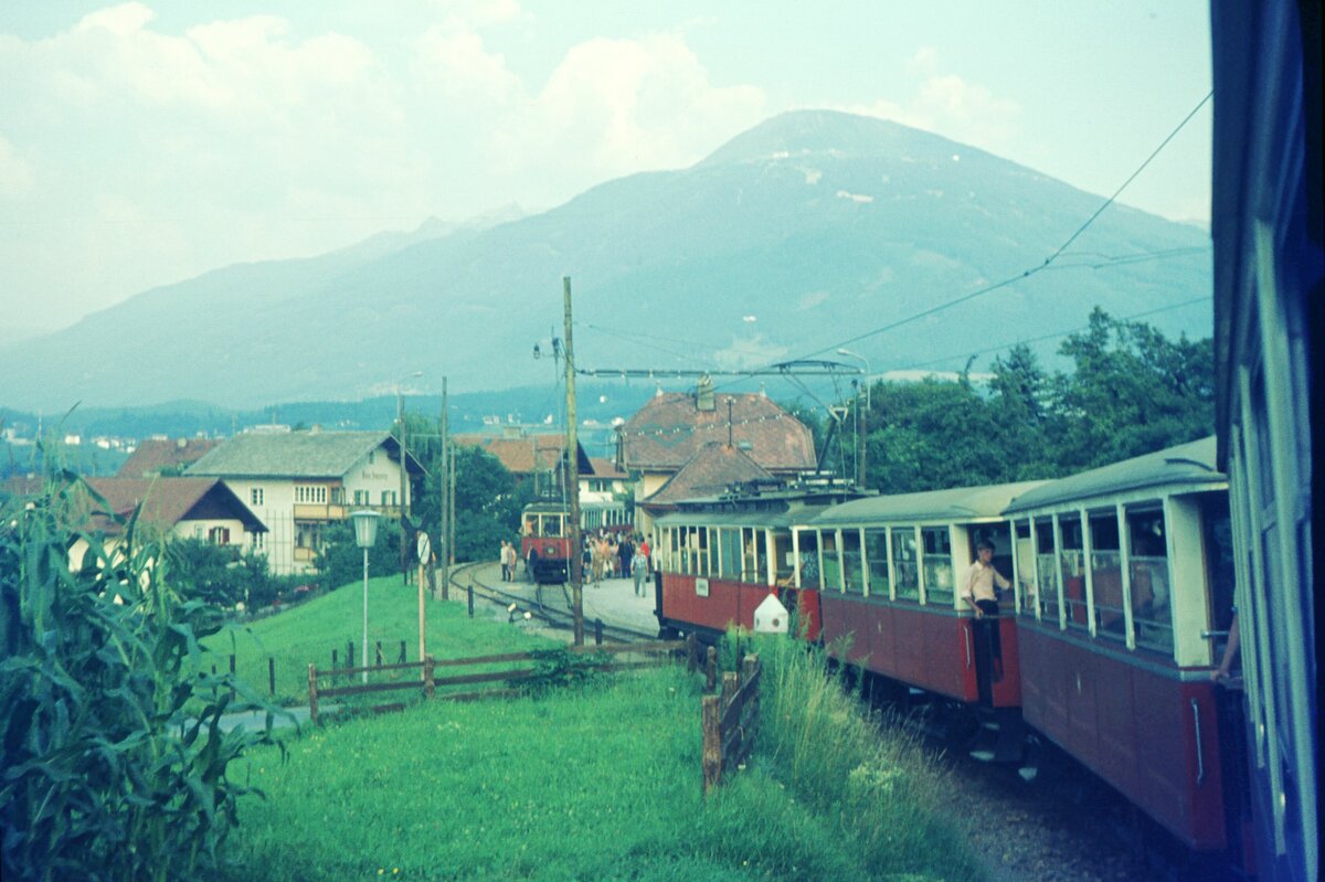 Stubaitalbahn__Zug von Fulpmes bei der Einfahrt in Bhf. Mutters.__10-08-1972