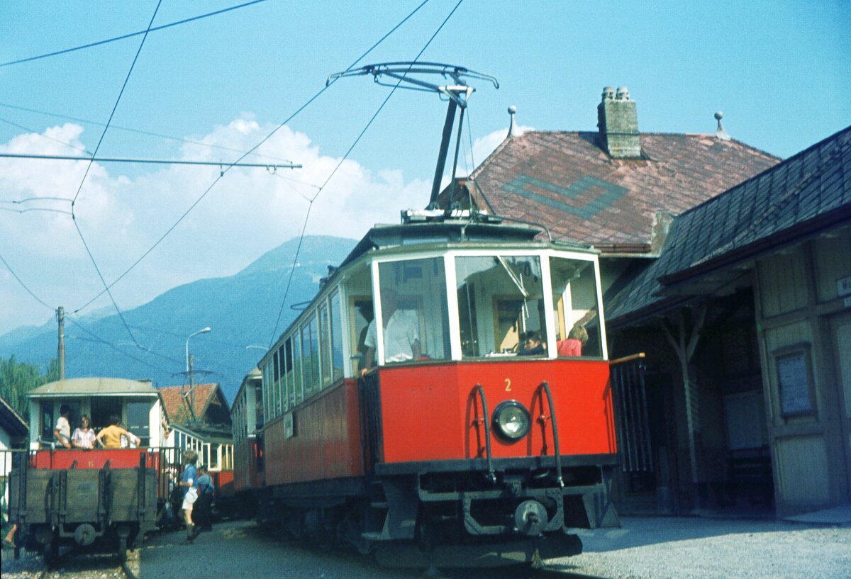 Stubaitalbahn__Zugkreuzung mit Tw 2 im Bhf. Mutters.__10-08-1972