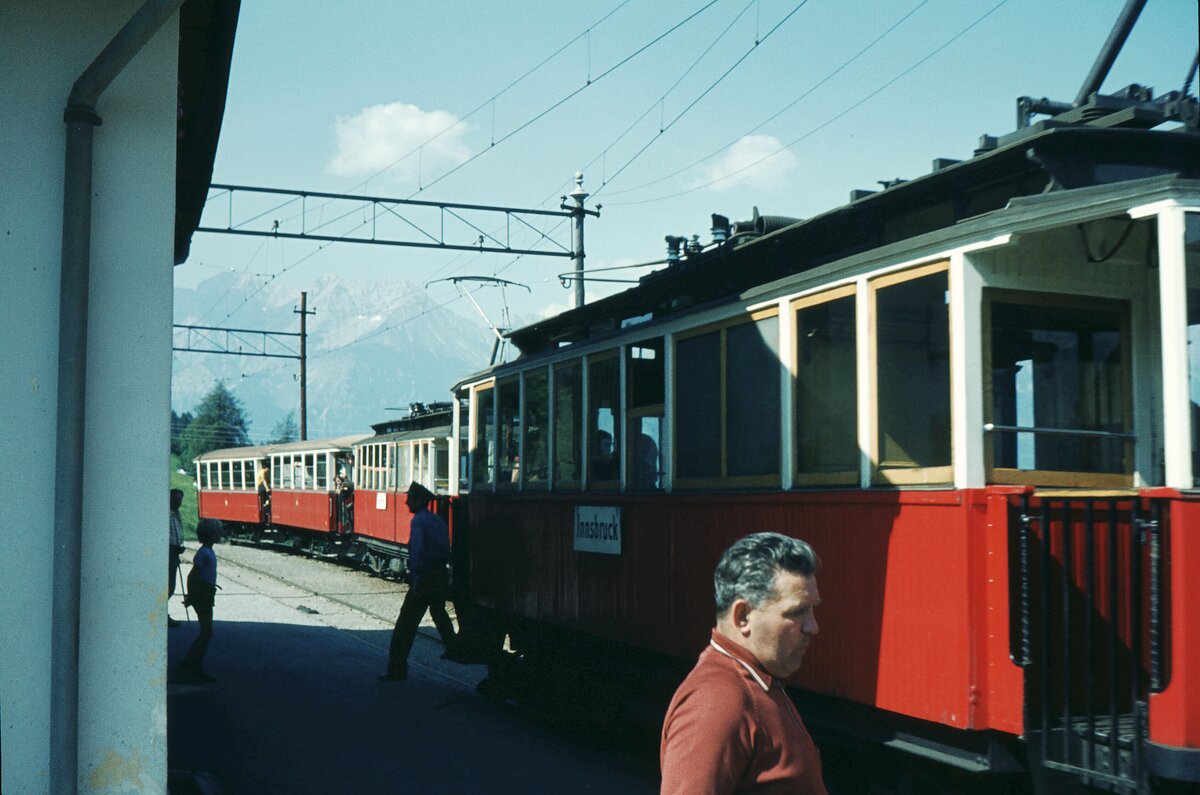 Stubaitalbahn__Zugkreuzung in der Station Kreith__18-08-1973